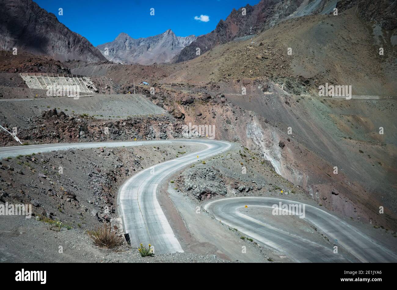 Kurvenreiche Straße in den Anden nahe der Grenze zu Argentinien Chile. Serpentinenstraße Caracoles Juncal, in der Nähe des Tals von Río Juncalillo. Los Andes, Chile Stockfoto