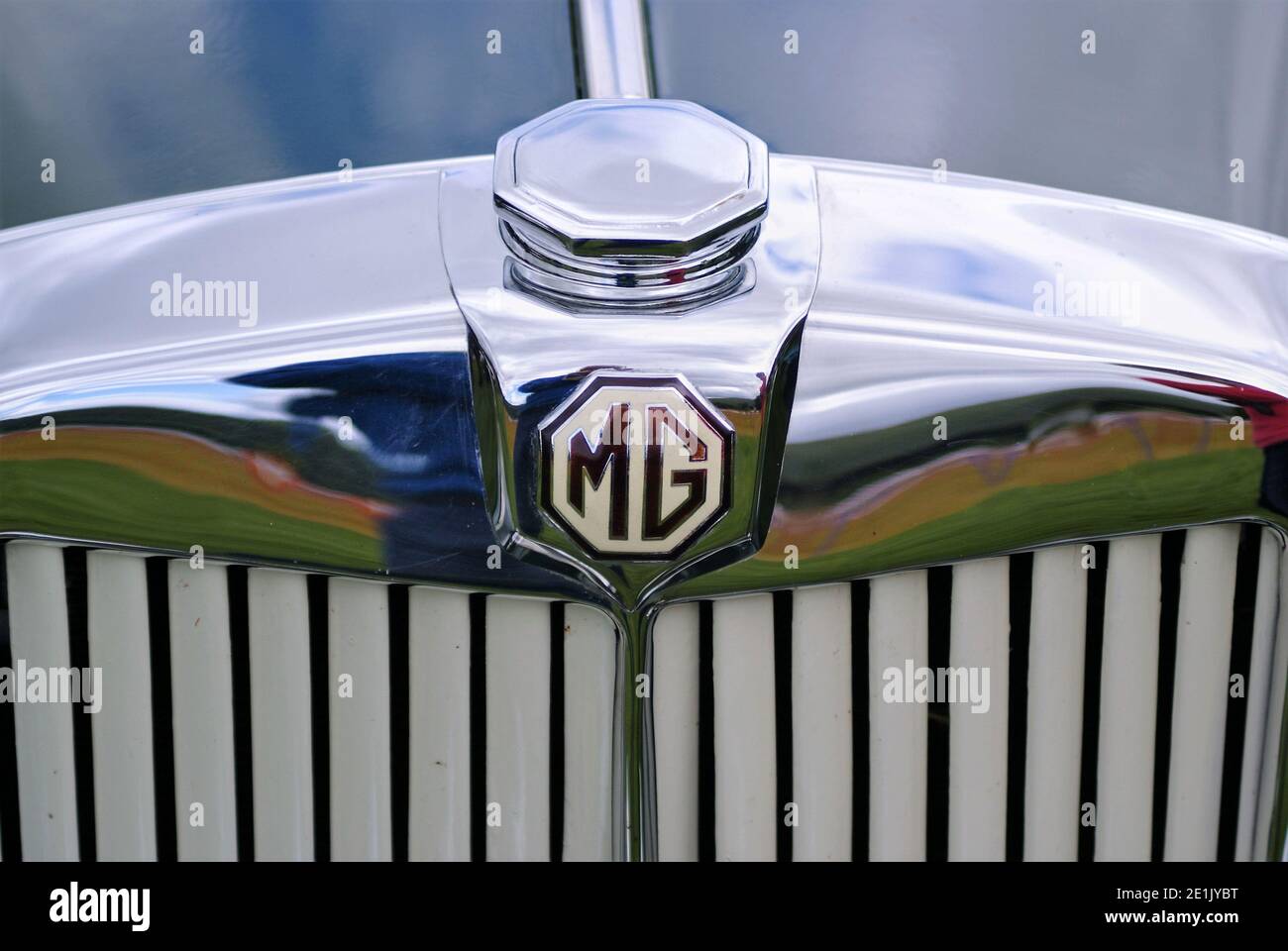 Vintage MG Chrom Auto Grill zeigt berühmte Octagon Abzeichen Stockfoto