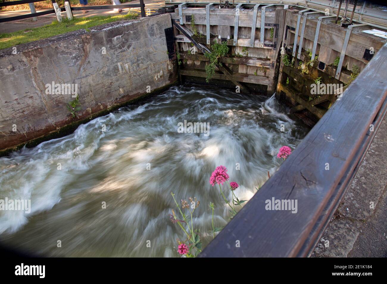 Wasserentleerung aus der Abingdon-Schleuse an der Themse, aufgenommen mit zeitgesteuerter Belichtung Stockfoto