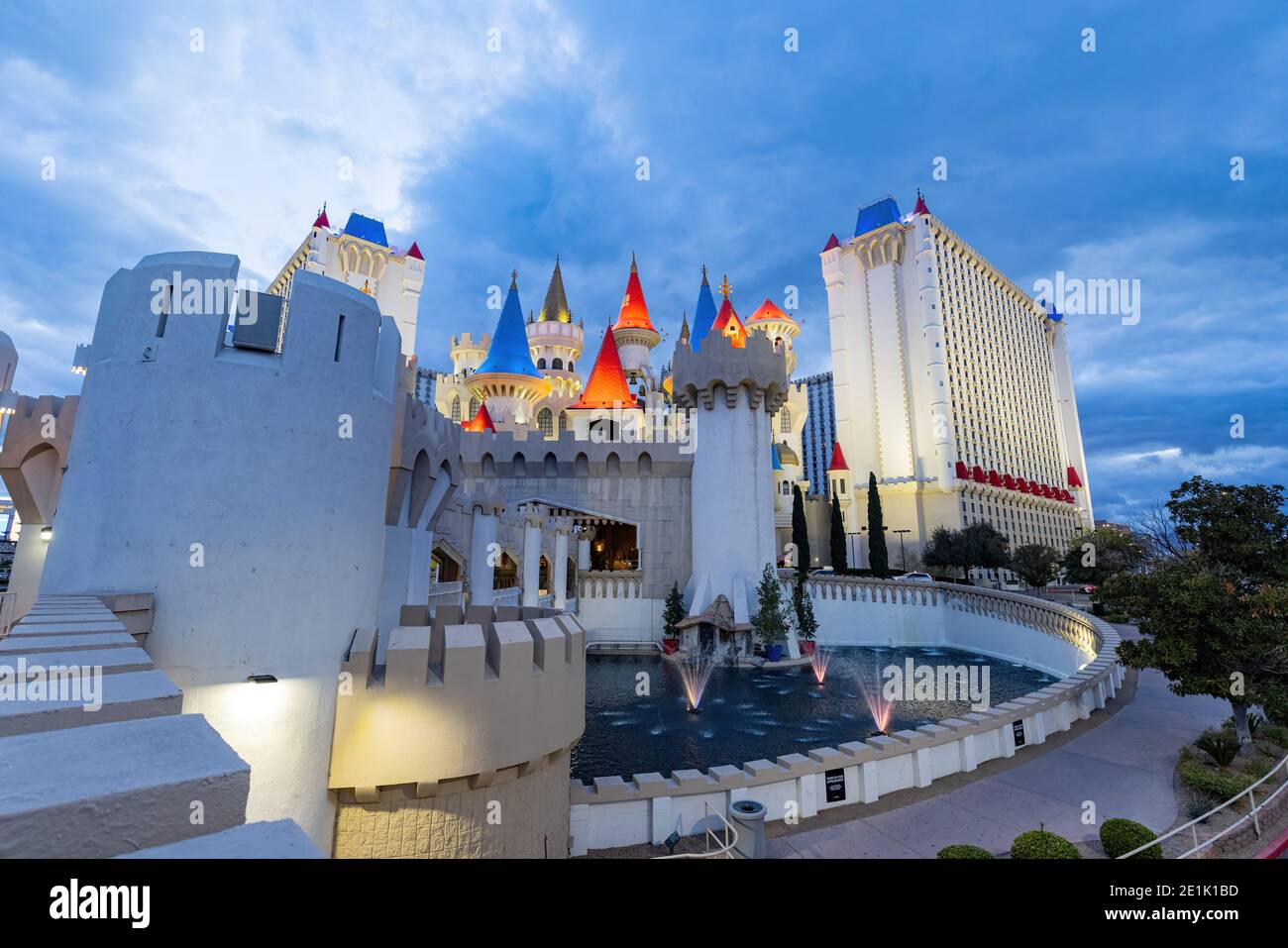 Las Vegas, 28. DEZ 2020 - Dämmerung Blick auf das Excalibur Hotel und Casino Stockfoto