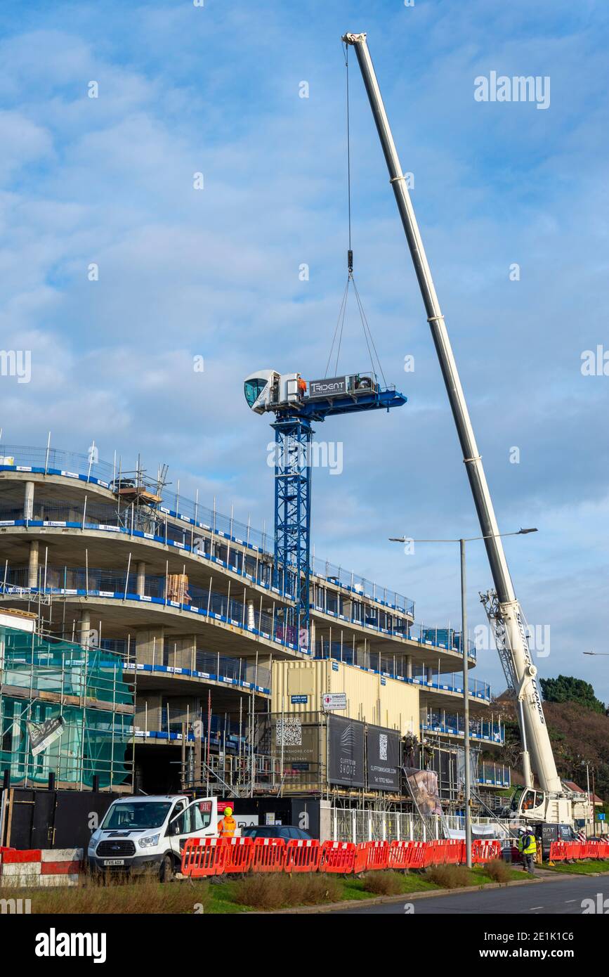 Mobilkran, der zur Demontage eines Turmdrehkrans in Southend on Sea, Essex, Großbritannien, während der dritten COVID 19, Coronavirus-Sperre, verwendet wird. Esplanade Gebäude Stockfoto