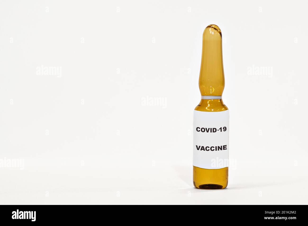 Röhrchen mit Codiv-19 Coronavirus-Impfampulle auf weißem Hintergrund Stockfoto
