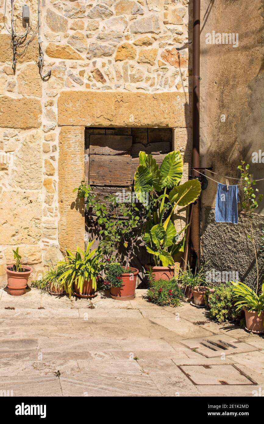 Eine ausgediente Tür in einem Wohngebäude im historischen mittelalterlichen Dorf Poggio Capanne in der Nähe von Manciano in der Provinz Grosseto in der Toskana, Italien Stockfoto