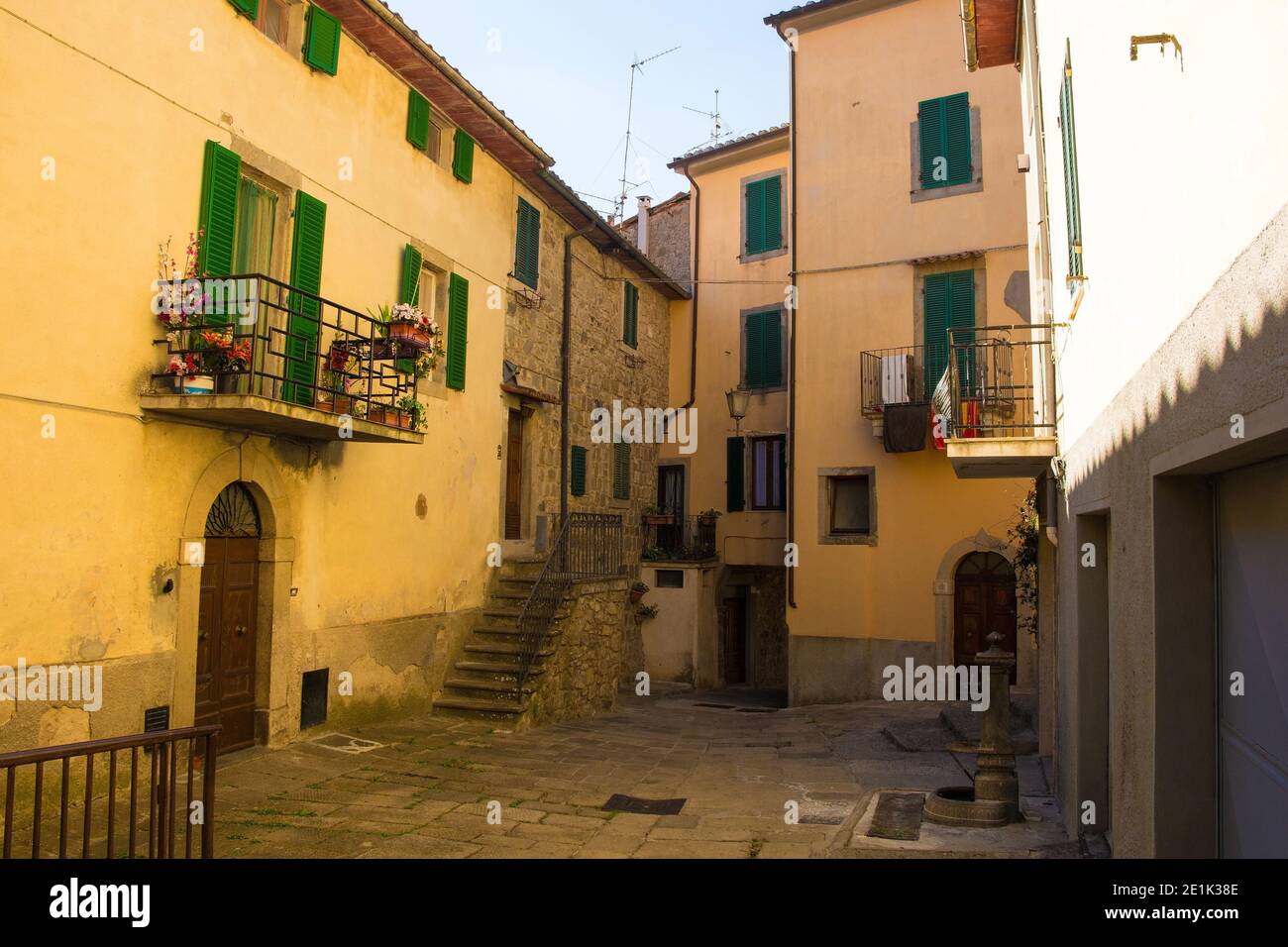 Ein Platz im historischen mittelalterlichen Dorf Santa Fiora in der Provinz Grosseto, Toskana, Italien Stockfoto