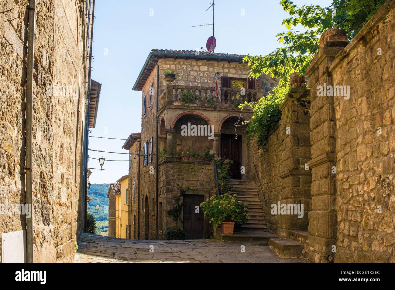 Eine Straße im historischen mittelalterlichen Dorf Santa Fiora in der Provinz Grosseto, Toskana, Italien Stockfoto