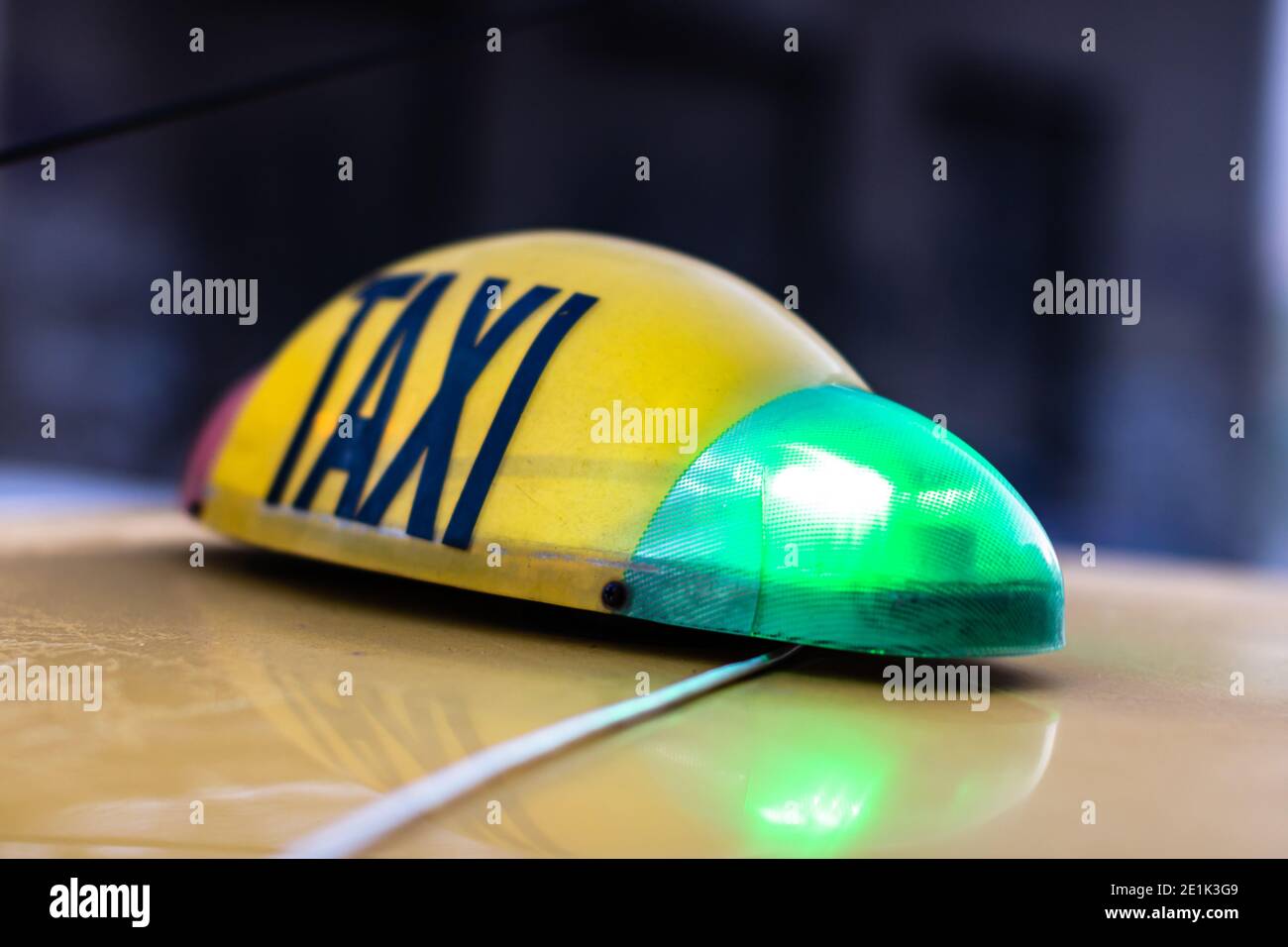 Details des Taxizeichens auf dem gelben Taxiwagen in Bukarest, Rumänien Stockfoto