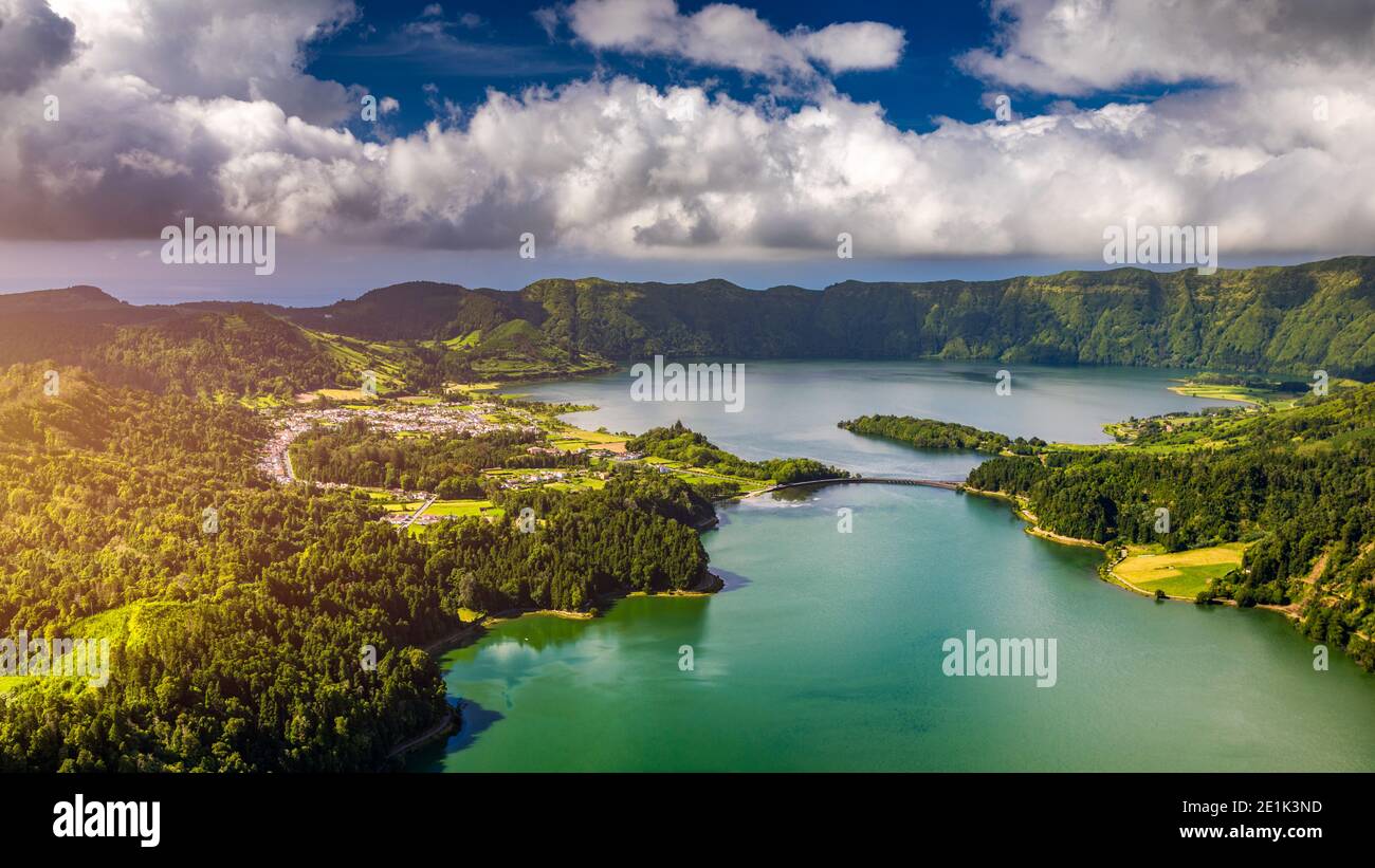 Schöne Aussicht auf Seven Cities See 'Lagoa das Sete Cidades' von Vista do Rei Aussichtspunkt in São Miguel Insel, Azoren, Portugal. Lagune der Sieben C. Stockfoto