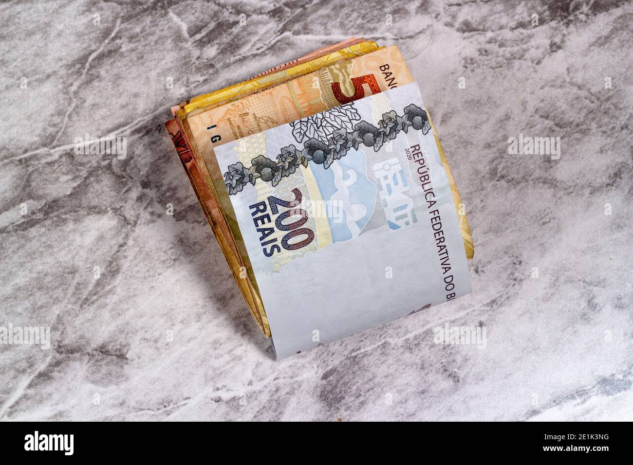 Bündel brasilianisches Geld mit dem zweihundert reais Rechnung. Stockfoto