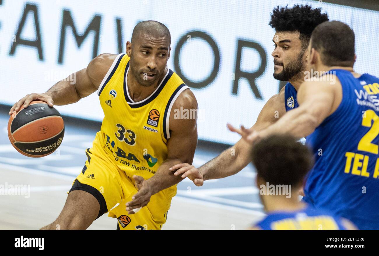 Berlin, Deutschland. Januar 2021. Basketball: Euroleague, Alba Berlin - Maccabi Tel Aviv, Main Round, Matchday 18, Mercedes-Benz Arena. ALBAS Jayson Granger (l-r) kämpft um den Ball gegen Elijah Bryant und Ante Zizic aus Maccabi Tel Aviv. Quelle: Andreas Gora/dpa/Alamy Live News Stockfoto