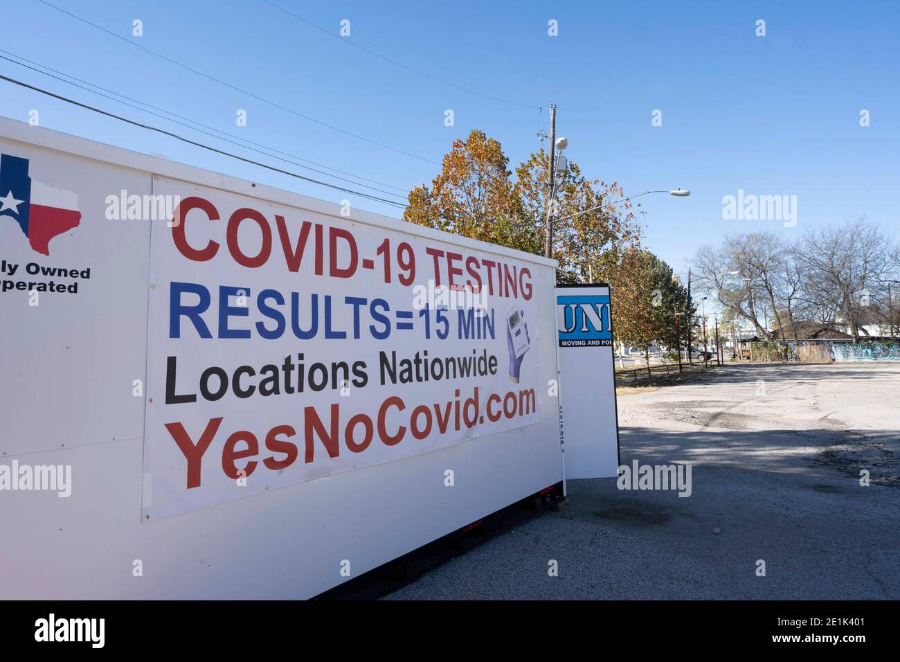 Ein tragbarer Container dient als gewinnorientiertes COVID-19-Testgelände in Ost-Austin, Texas, wo die Pandemie fast ein Jahr nach ihrer Entdeckung in den USA weiter wütet. Die Tests kosten ca. 125 US-Dollar und dauern 15 Minuten für die Ergebnisse. Stockfoto