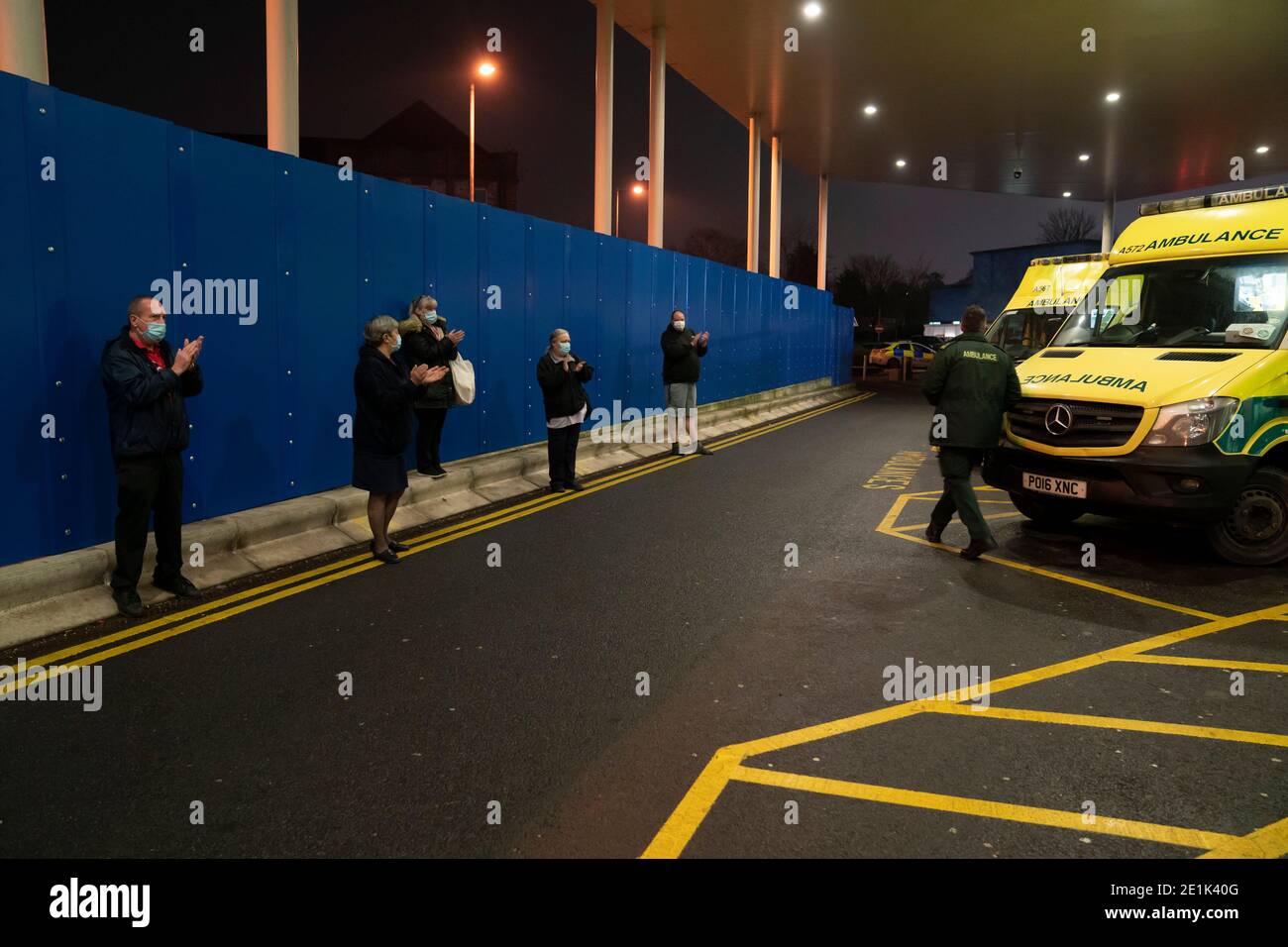 Manchester, Großbritannien. Januar 2021. Mitglieder der Öffentlichkeit applaudieren im Salford Royal Hospital, als Clap for Carers unter dem neuen Namen Clap for Heroes zurückkehrt. Der wöchentliche Applaus für NHS-Mitarbeiter und andere Schlüsselmitarbeiter lief 10 Wochen lang während der ersten Blockade des britischen Coronavirus. Kredit: Jon Super/Alamy Live Nachrichten Stockfoto