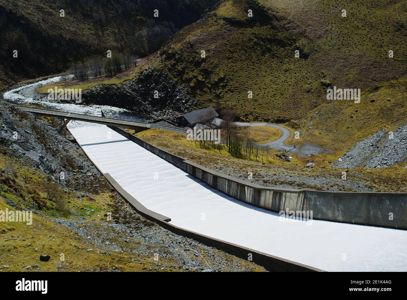 Abwärtsansicht von einem Reservoir, das das schnell fließende Wasser zeigt In der Auslaufstraße Stockfoto