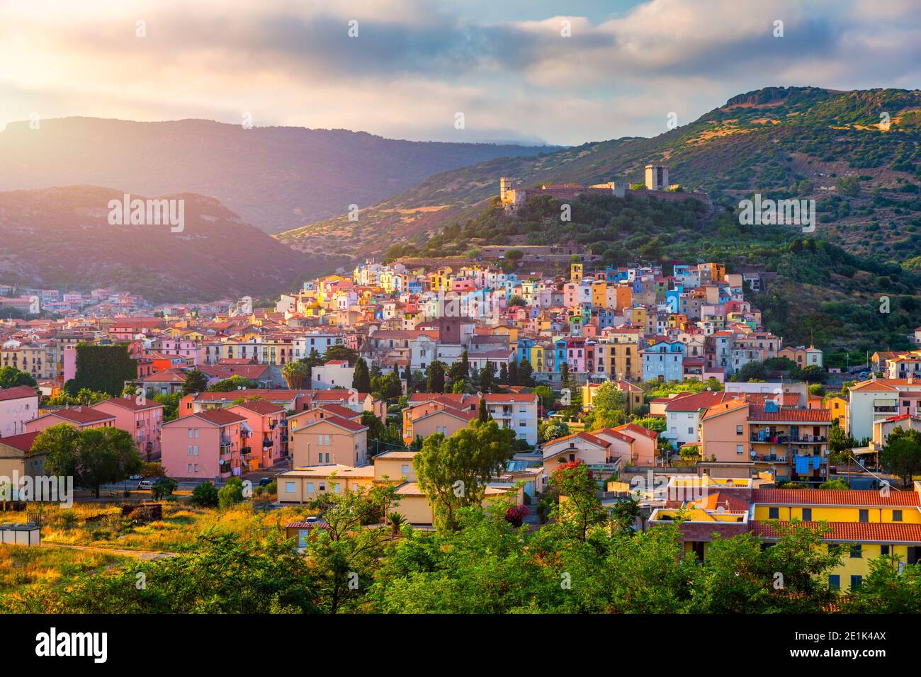 Luftaufnahme des schönen Dorfes Bosa mit farbigen Häusern und einer mittelalterlichen Burg. Bosa liegt im Norden Sardiniens, Italien. Antenne V Stockfoto