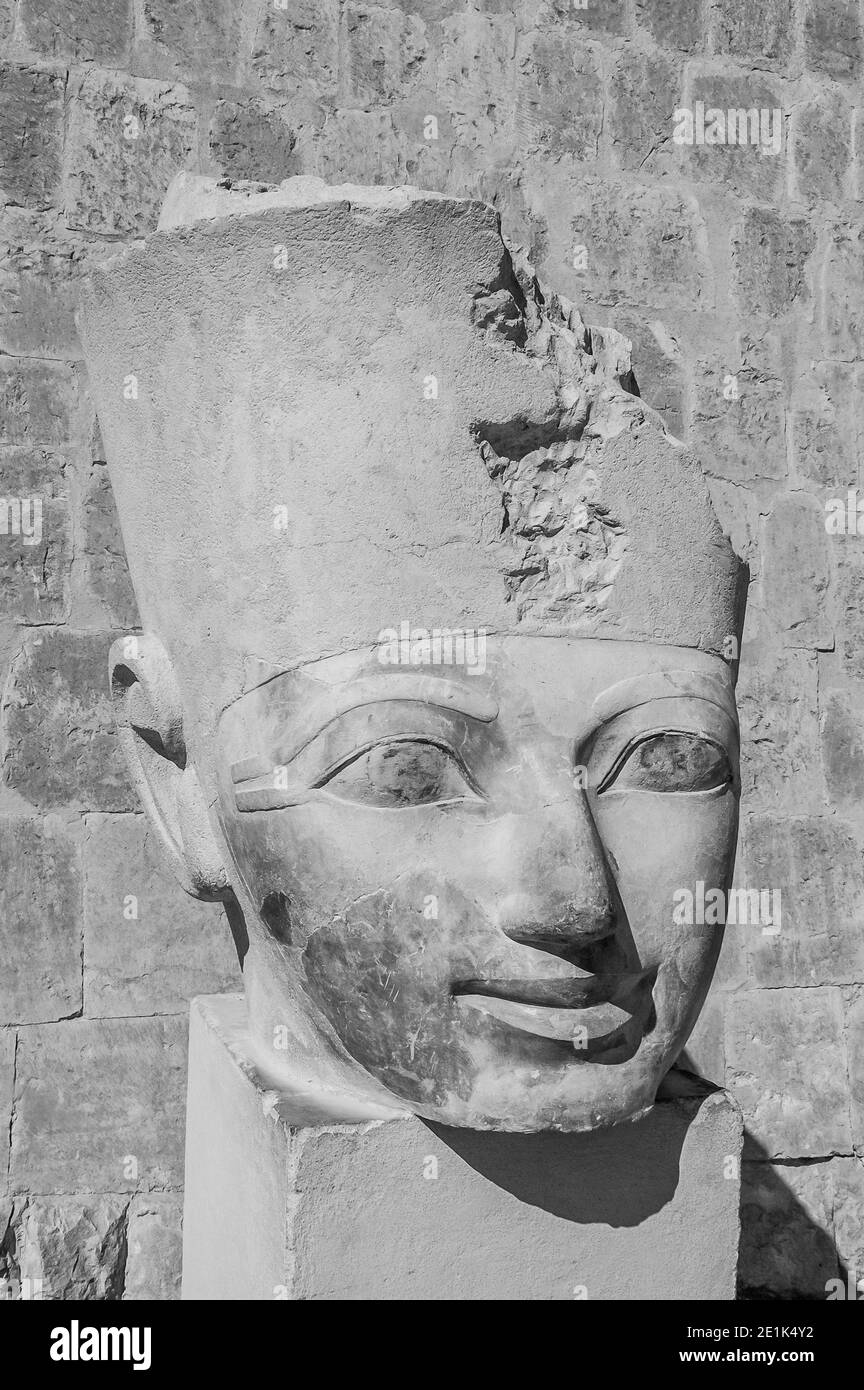 Luxor. Porträts von Königin Hatschepsut die einzige weibliche Pharao Königin in der Geschichte des alten Ägypten im Tal der Königinnen des alten Ägypten nicht weit vom Nil und der Stadt Luxor. Viele der Statuen der Königin Hatschepsut wurden entstellt und zerstört, die meisten wurden nach ihrem Tod von ihrem Stiefsohn Tuthmose III. Ausgeführt, der sie zu diskreditieren versuchte, um sich selbst Gunst zu verschaffen. Kommt dir das bekannt vor? Stockfoto