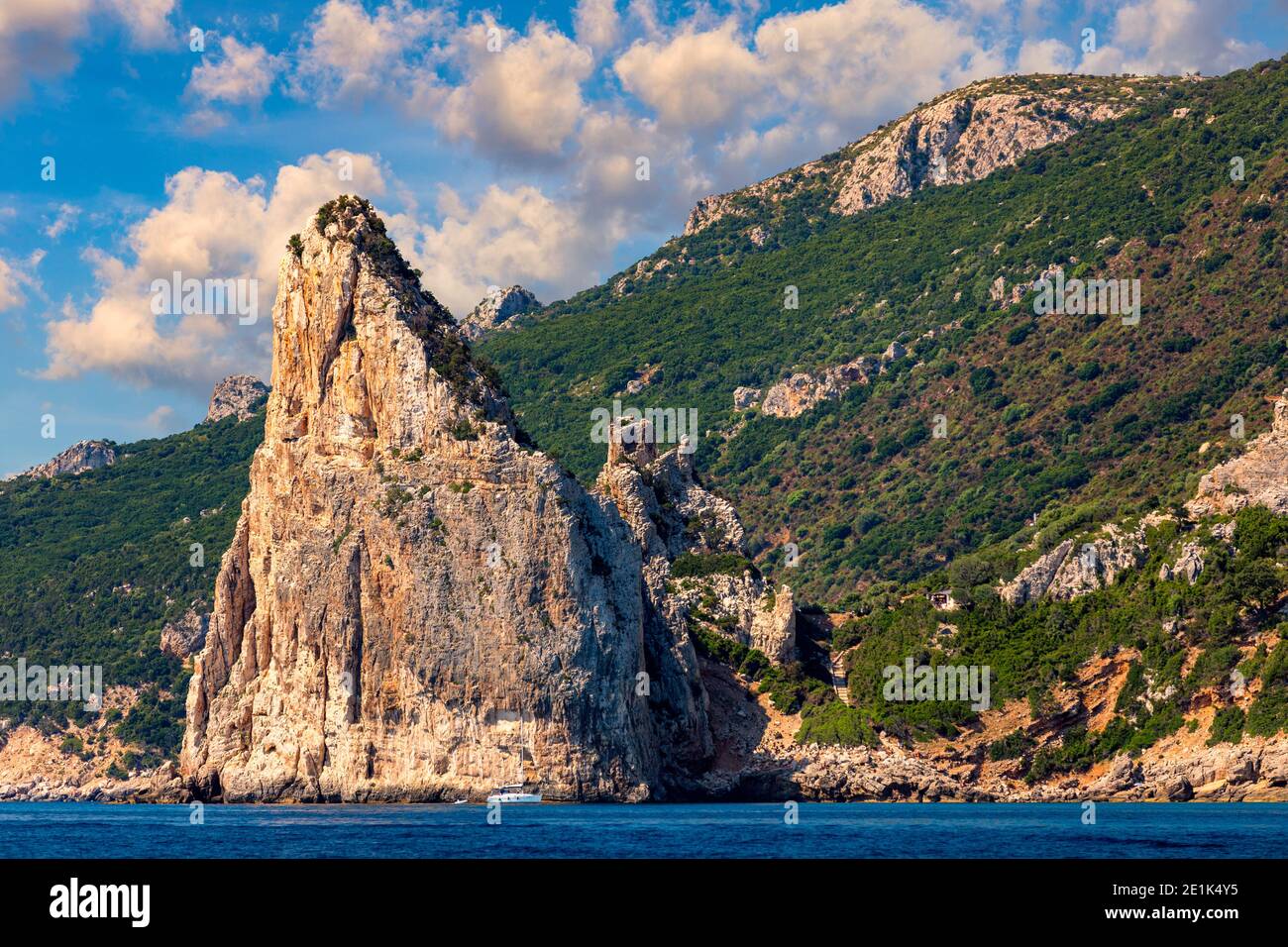 Der Monolith von Pedra Longa, Baunei, Provinz Ogliastra, Ostsardinien, Italien. Der felsige Turm, der majestätisch aus dem Meer steigt. Urlaub in Stockfoto