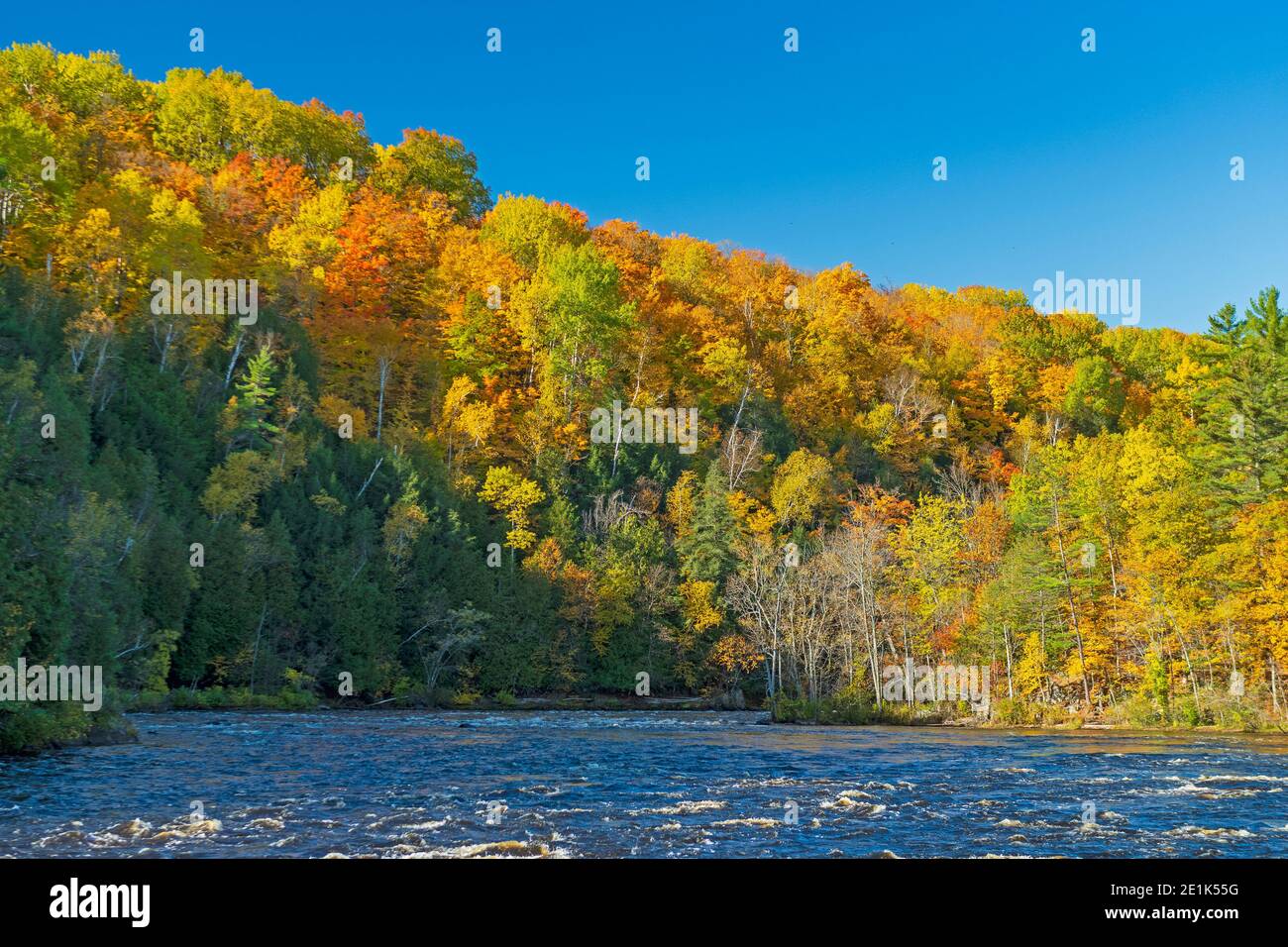 Herbstfarben über dem Menominee River im Norden von Michigan Stockfoto