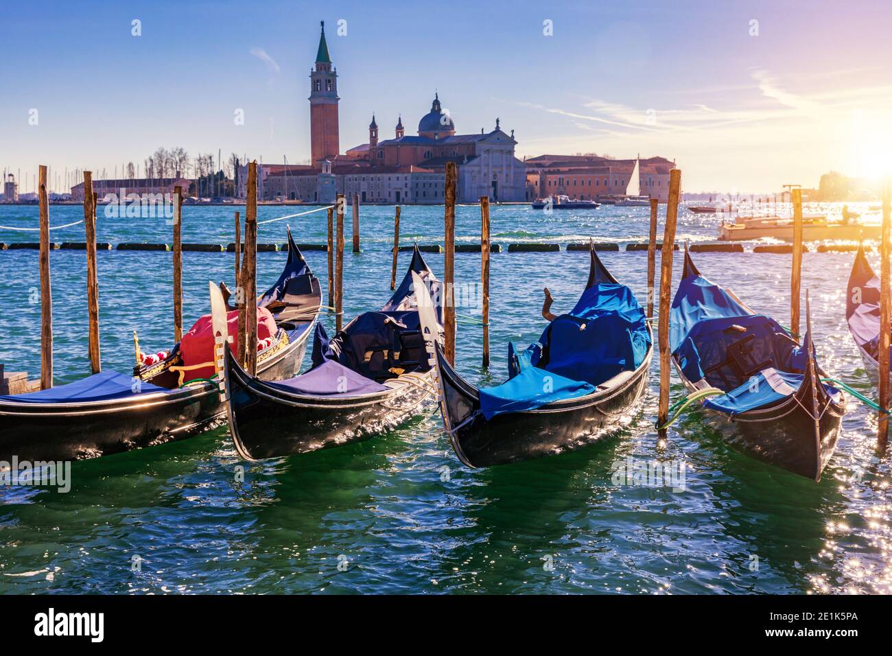 Gondeln vor Anker in der Nähe von Piazza San Marco gegenüber Insel San Giorgio Maggiore in Venedig, Italien. Gondeln waren einst die wichtigste Form der Transport aro Stockfoto Gondeln vor Anker in der Nähe von Piazza San Marco gegenüber Insel San Giorgio Maggiore in Venedig, Italien. Gondeln waren einst die wichtigste Form der Transport aro Stockfoto