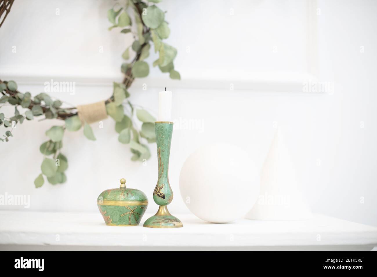 Ein Kranz aus Eukalyptus im Inneren. Japanisches Design kombiniert mit skandinavischem Minimalismus in einem modernen hellen Haus-Japandi. Beruhigende Einrichtung Stockfoto