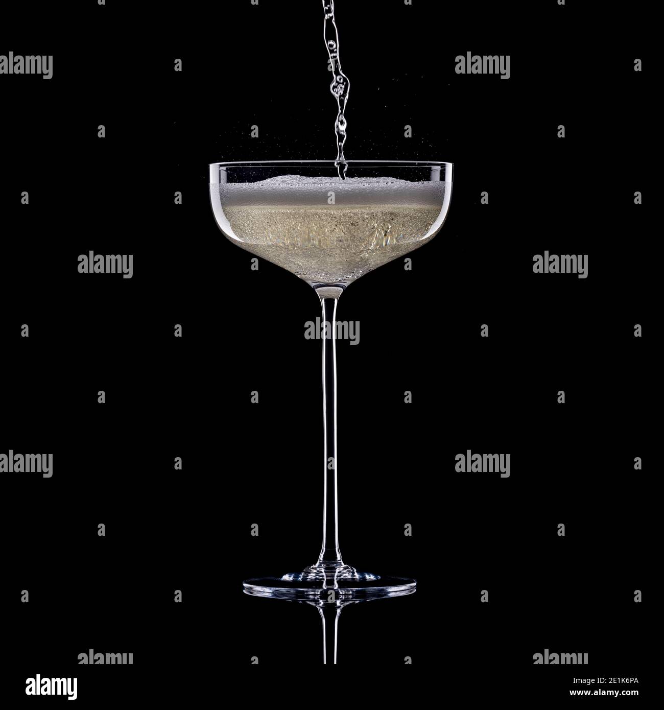 Champagner oder Prosecco in hochgestieltem Champagner-Coupé Schwarzer Hintergrund Stockfoto
