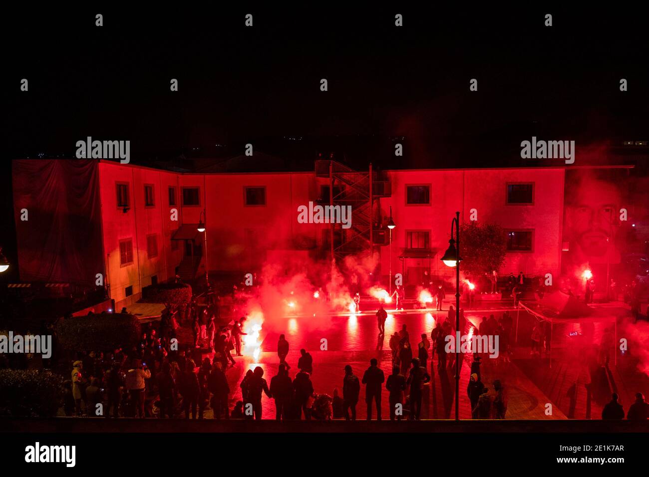 Einweihung des Wandbildes des neapolitanischen Straßenkünstlers Jorit Agoch im Viertel, in der Provinz Neapel, das das Gesicht von Diego Armando Maradona darstellt, der am 25. November 2020 starb, Dique Luj‡n, Argentinien, das Wandbild wurde von einer populären Sammlung unter den Bürgern der Stadt finanziert. Stockfoto