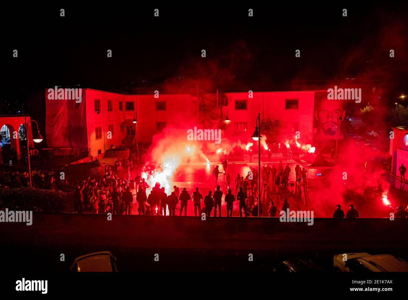 Einweihung des Wandbildes des neapolitanischen Straßenkünstlers Jorit Agoch im Viertel, in der Provinz Neapel, das das Gesicht von Diego Armando Maradona darstellt, der am 25. November 2020 starb, Dique Luj‡n, Argentinien, das Wandbild wurde von einer populären Sammlung unter den Bürgern der Stadt finanziert. Stockfoto
