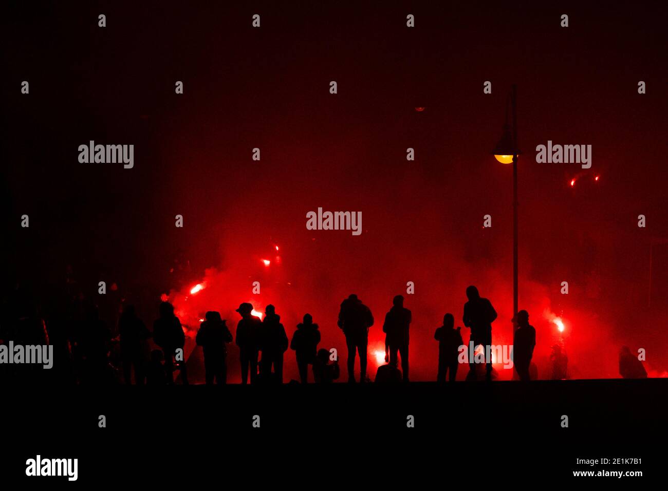 Einweihung des Wandbildes des neapolitanischen Straßenkünstlers Jorit Agoch im Viertel, in der Provinz Neapel, das das Gesicht von Diego Armando Maradona darstellt, der am 25. November 2020 starb, Dique Luj‡n, Argentinien, das Wandbild wurde von einer populären Sammlung unter den Bürgern der Stadt finanziert. Stockfoto