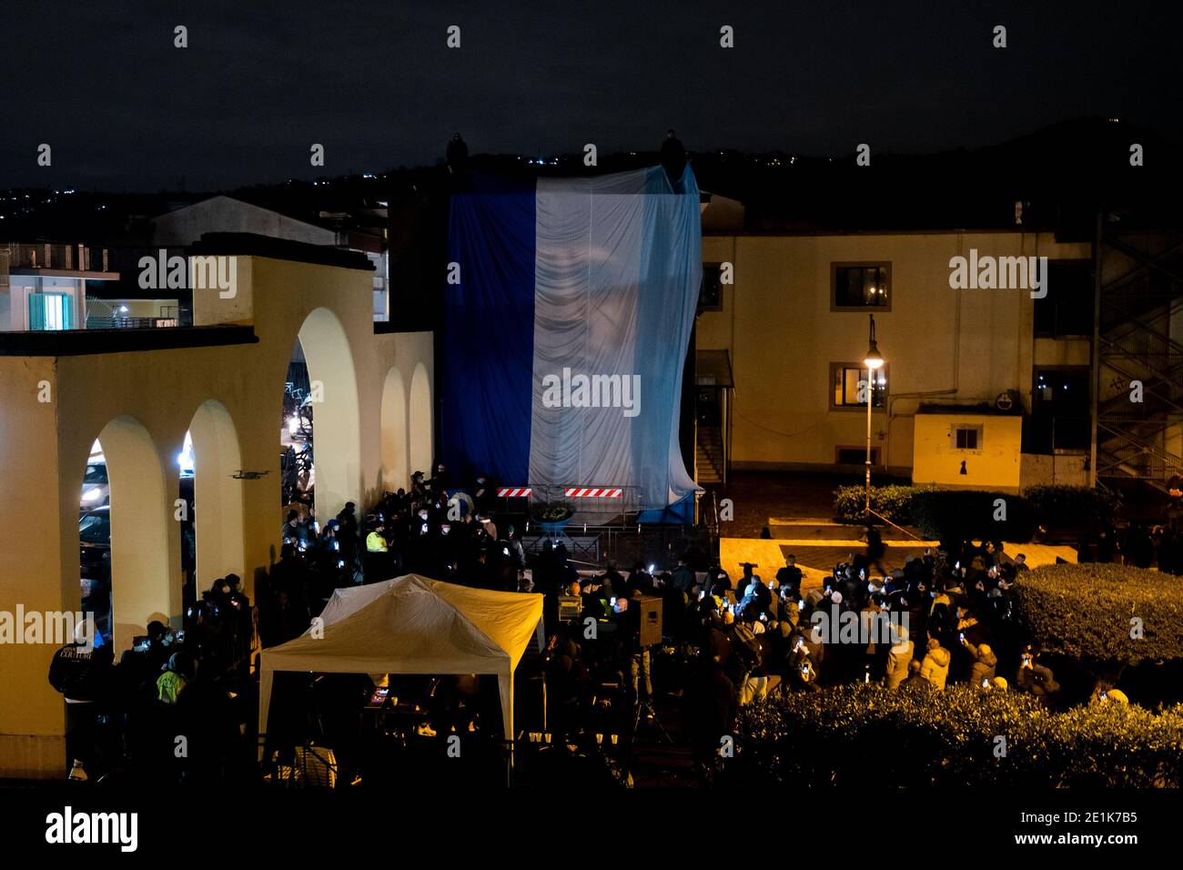 Einweihung des Wandbildes des neapolitanischen Straßenkünstlers Jorit Agoch im Viertel, in der Provinz Neapel, das das Gesicht von Diego Armando Maradona darstellt, der am 25. November 2020 starb, Dique Luj‡n, Argentinien, das Wandbild wurde von einer populären Sammlung unter den Bürgern der Stadt finanziert. Stockfoto