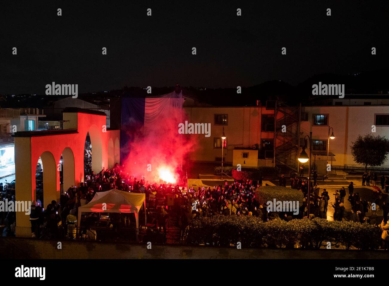 Einweihung des Wandbildes des neapolitanischen Straßenkünstlers Jorit Agoch im Viertel, in der Provinz Neapel, das das Gesicht von Diego Armando Maradona darstellt, der am 25. November 2020 starb, Dique Luj‡n, Argentinien, das Wandbild wurde von einer populären Sammlung unter den Bürgern der Stadt finanziert. Stockfoto