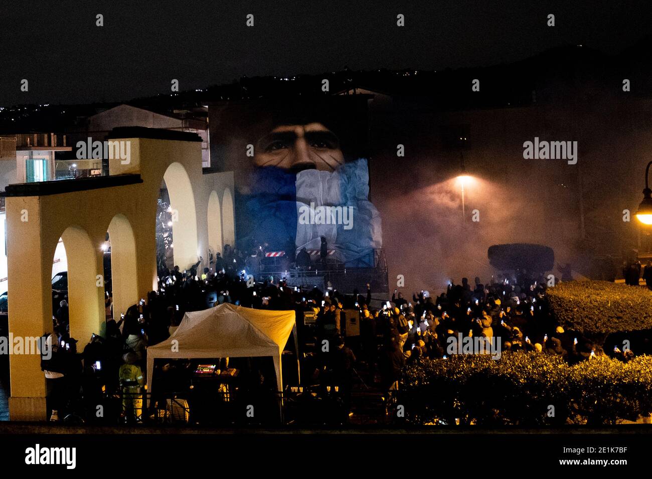 Einweihung des Wandbildes des neapolitanischen Straßenkünstlers Jorit Agoch im Viertel, in der Provinz Neapel, das das Gesicht von Diego Armando Maradona darstellt, der am 25. November 2020 starb, Dique Luján, Argentinien, das Wandbild wurde von einer populären Sammlung unter den Bürgern der Stadt finanziert. Stockfoto