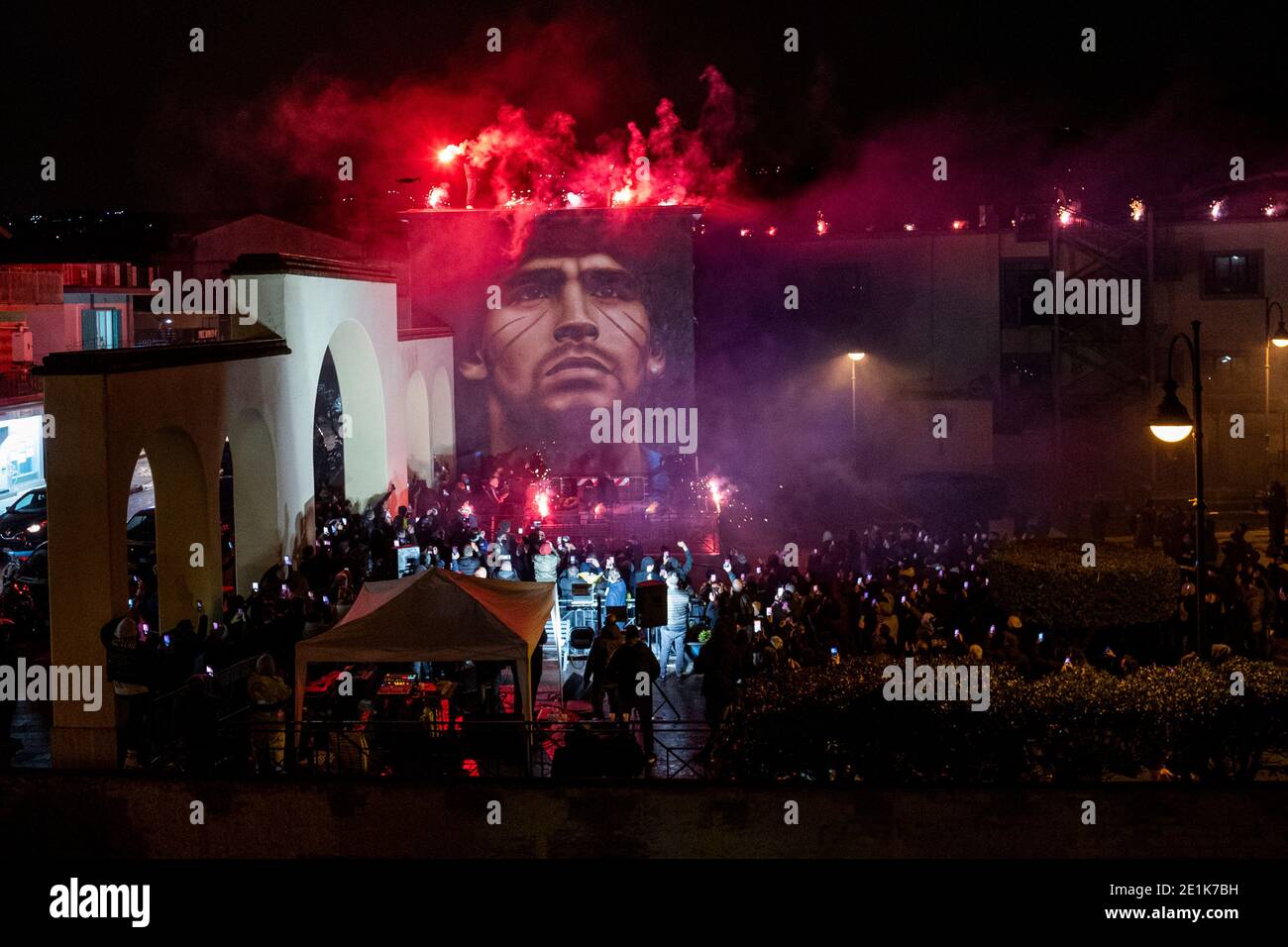 Einweihung des Wandbildes des neapolitanischen Straßenkünstlers Jorit Agoch im Viertel, in der Provinz Neapel, das das Gesicht von Diego Armando Maradona darstellt, der am 25. November 2020 starb, Dique Luj‡n, Argentinien, das Wandbild wurde von einer populären Sammlung unter den Bürgern der Stadt finanziert. Stockfoto