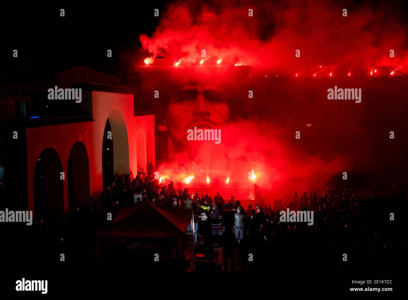 Einweihung des Wandbildes des neapolitanischen Straßenkünstlers Jorit Agoch im Viertel, in der Provinz Neapel, das das Gesicht von Diego Armando Maradona darstellt, der am 25. November 2020 starb, Dique Luján, Argentinien, das Wandbild wurde von einer populären Sammlung unter den Bürgern der Stadt finanziert. Stockfoto