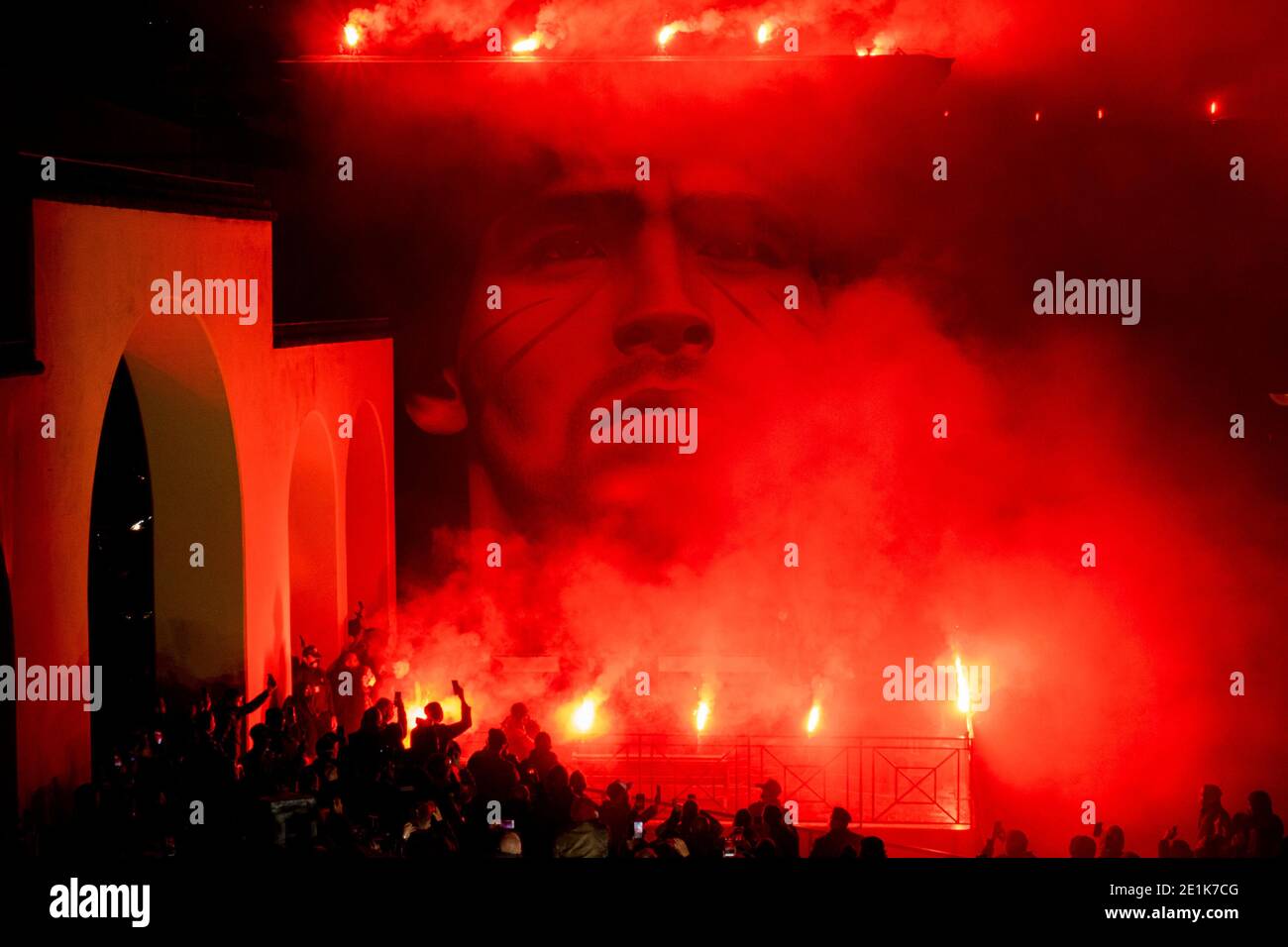 Einweihung des Wandbildes des neapolitanischen Straßenkünstlers Jorit Agoch im Viertel, in der Provinz Neapel, das das Gesicht von Diego Armando Maradona darstellt, der am 25. November 2020 starb, Dique Luj‡n, Argentinien, das Wandbild wurde von einer populären Sammlung unter den Bürgern der Stadt finanziert. Stockfoto