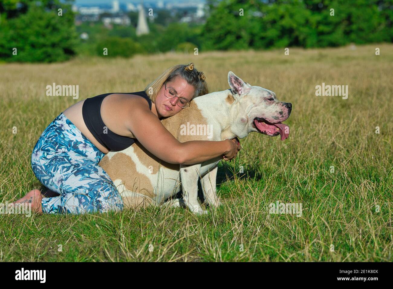 Frau, die Yoga mit ihrem Hund .Doga Yoga mit Ihrem Hund. Stockfoto