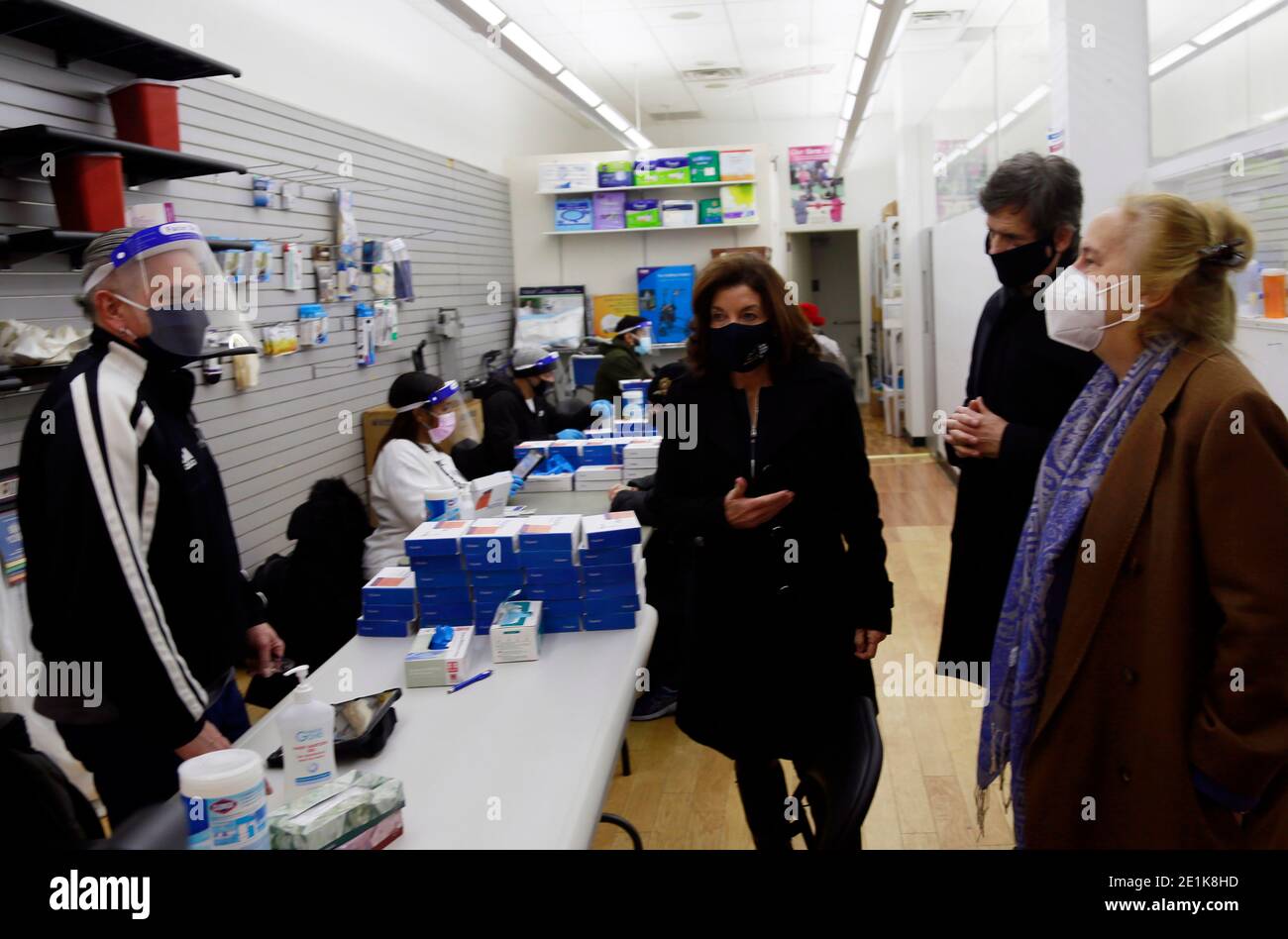 New York, NY, USA. Januar 2021. Kathy Hochul, die New Yorker Statutengouverneurin, besucht zusammen mit dem Präsidenten von Manhattan Borough, Gale Brewer, und der New Yorker Senatorin Brad Hoylman eine COVID 19 Mikrotestanlage und dankt den Beschäftigten im Gesundheitswesen, die am 7. Januar im Mobility & Medical Equipment Store im Stadtteil Chelsea in New York City abgehalten wurden. 2021. Kredit: Mpi43/Media Punch/Alamy Live Nachrichten Stockfoto