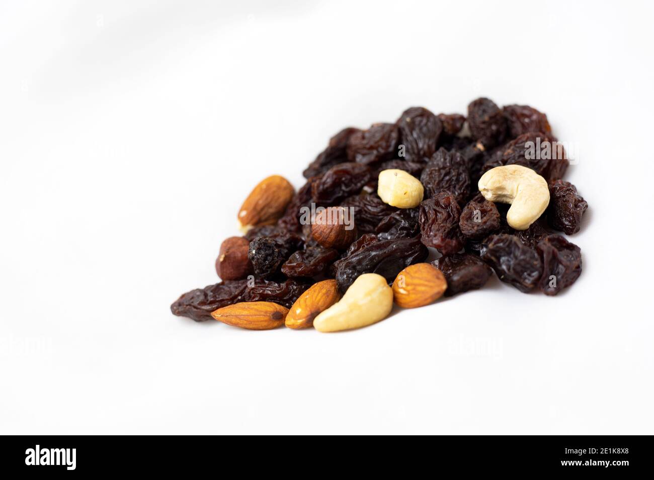 Ein gesunder Snack aus einer Mischung von Nüssen und Rosinen Auf einem weißen Stockfoto