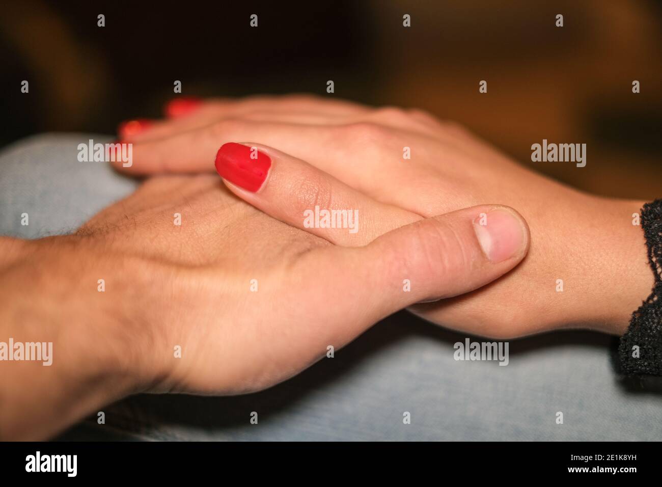 Junge heterosexuelle Paar Hände halten, Ehe Liebe Beziehung Konzept Stockfoto