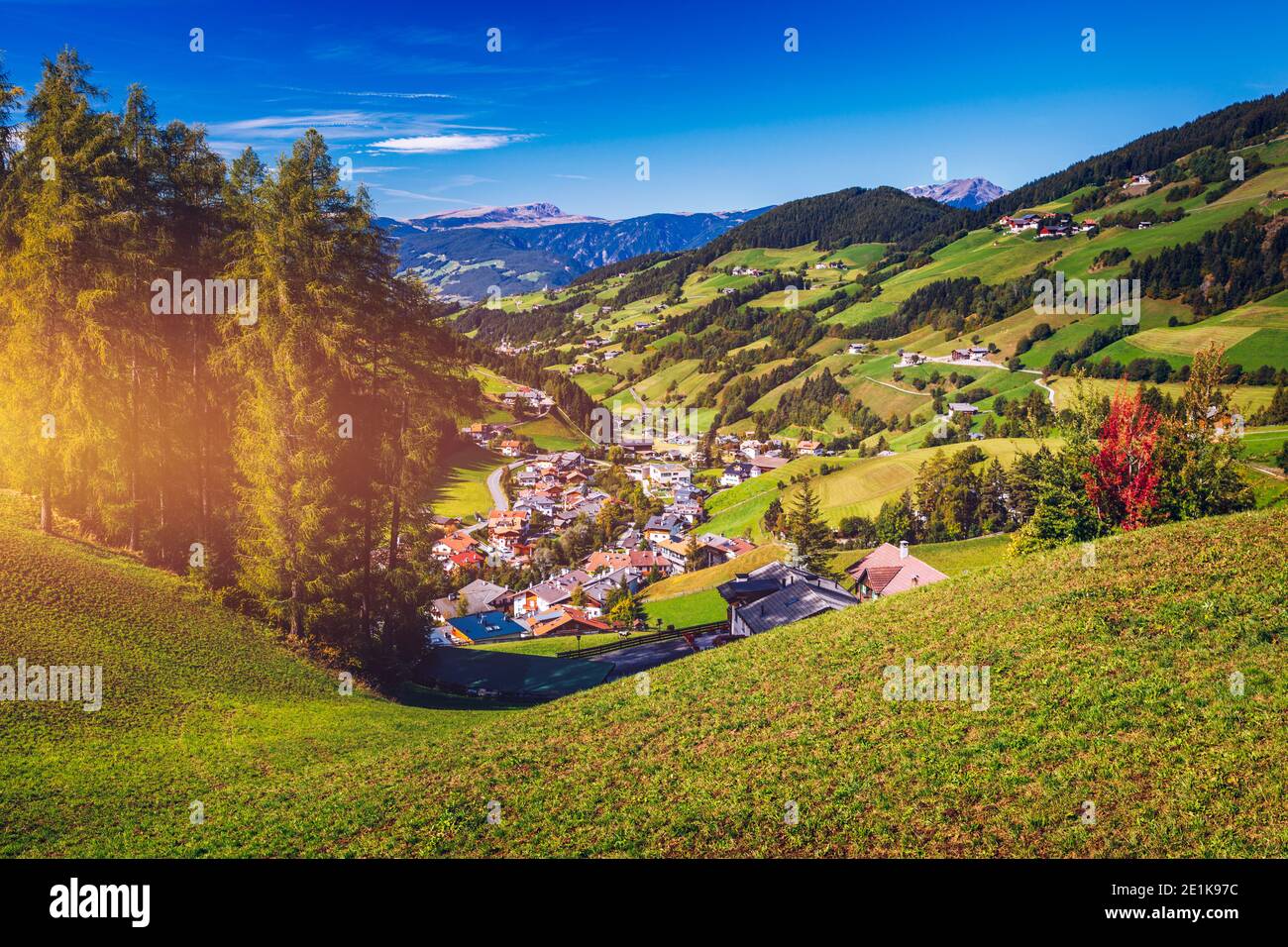 Santa Maddalena (Santa Magdalena) Dorf mit magischen Dolomiten Berge im Hintergrund, Val di Funes Tal, Trentino Alto Adige, Südtirol Stockfoto