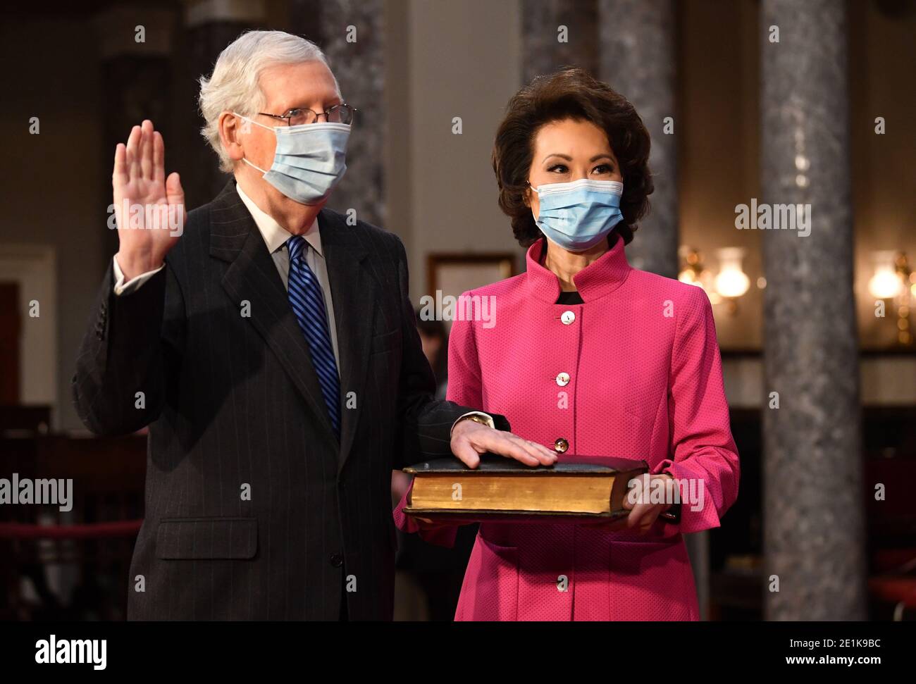Washington, Usa. Januar 2021. Transportsekretärin Elaine Chao, abgebildet in diesem Aktenfoto vom 3. Januar 2021, zusammen mit ihrem Mann, der Mehrheitsführerin des Senats, Mitch McConnell, R-Ky., kündigte heute ihren Rücktritt an, als Präsident Donald Trumps Antwort auf einen Pro-Trump-Mob, der das US-Kapitolgebäude in Washington, DC, am 7. Januar 2021 durchbrach. Datei Foto von Kevin Dietsch/UPI Kredit: UPI/Alamy Live News Stockfoto