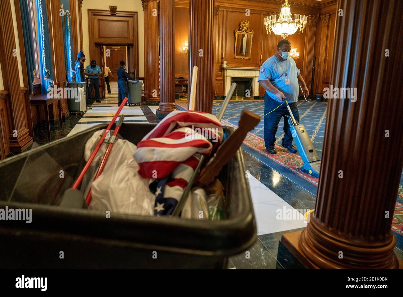 Washington, Usa. Januar 2021. Ein Müllcontainer ist mit Gegenständen gefüllt, die von Trumps Mobs zurückgelassen wurden, als Arbeiter am Mittwoch, den 7. Januar 2021, im Rayburn-Raum des US-Kapitols in Washington, DC, den Boden saugen. Pro-Trump-Randalierer durchbrachen den Sicherheitsbereich und drangen am 6. Januar in das US-Kapitol ein, um gegen die Stimmenzahl des Wahlkollegs zu protestieren, die den designierten Präsidenten Joe Biden als Sieger bescheinigen würde. Eine weibliche Veteranin der Luftwaffe wurde bei der Belagerung erschossen. Foto von Ken Cedeno/UPI Kredit: UPI/Alamy Live Nachrichten Stockfoto