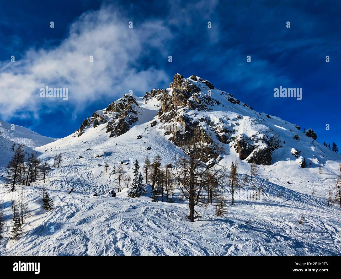 Verschneite Rocky Mountain im Skigebiet Nassfeld in Österreich. Blauer Himmel und Winterlandschaft. Stockfoto