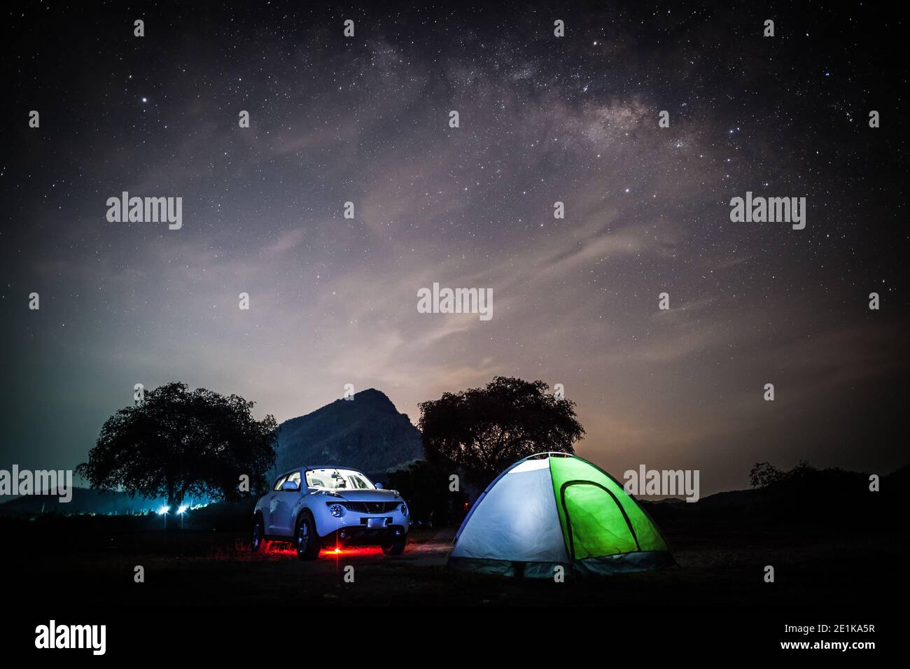 Nachthimmel der Milchstraße mit Auto und Campingzelt Stockfoto