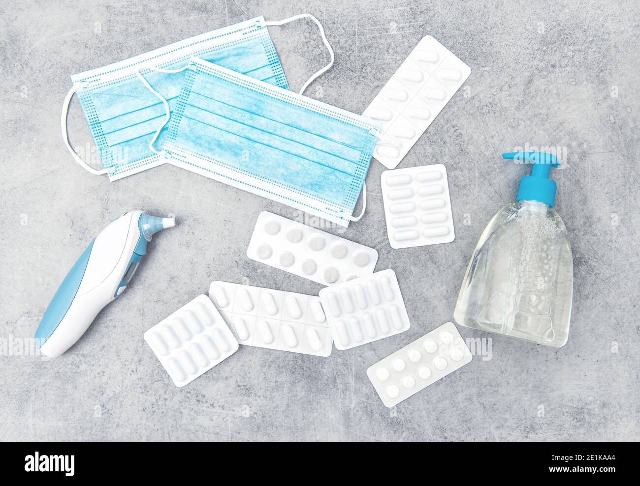 Händedesinfektionsmittel, Schutzmaske, Pillen und Thermometer. Konzept zur Vermeidung von Virusinfektionen Stockfoto