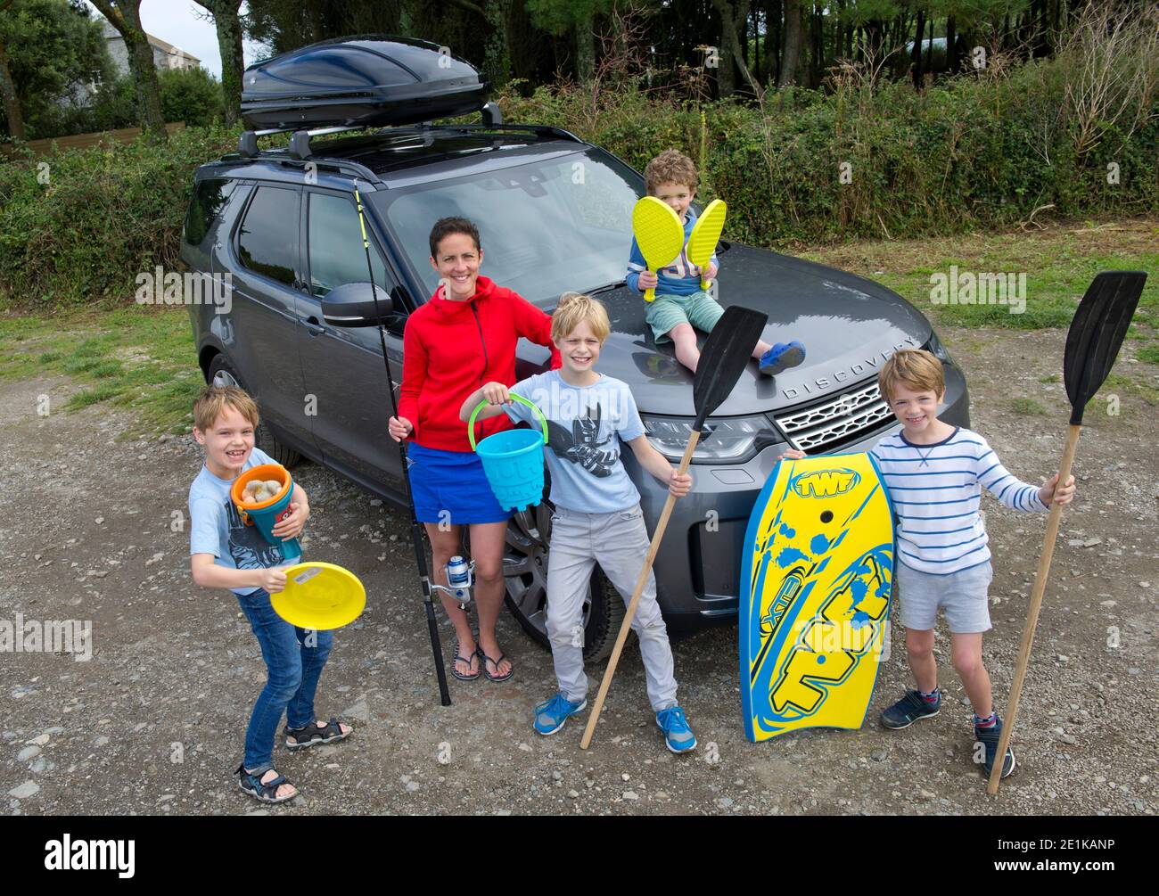 Mit seinen vier kleinen kindern Fotos und Bildmaterial in hoher Auflösung Alamy