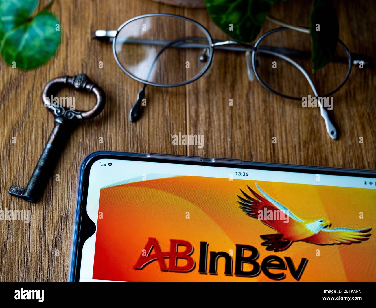 In dieser Abbildung ein Anheuser-Busch InBev, Logo auf einem Smartphone gesehen. Stockfoto