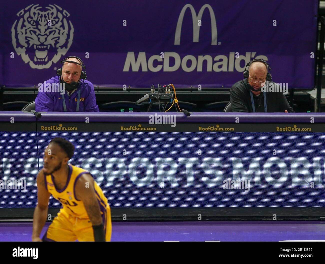 Baton Rouge, LA, USA. Januar 2021. Christopher Blair (links) und der ehemalige Cheftrainer John Brady (rechts) führen das LSU Radio Team während der NCAA Basketball Aktion zwischen den Georgia Bulldogs und den LSU Tigers im Pete Maravich Assembly Center in Baton Rouge, LA. Jonathan Mailhes/CSM/Alamy Live News Stockfoto