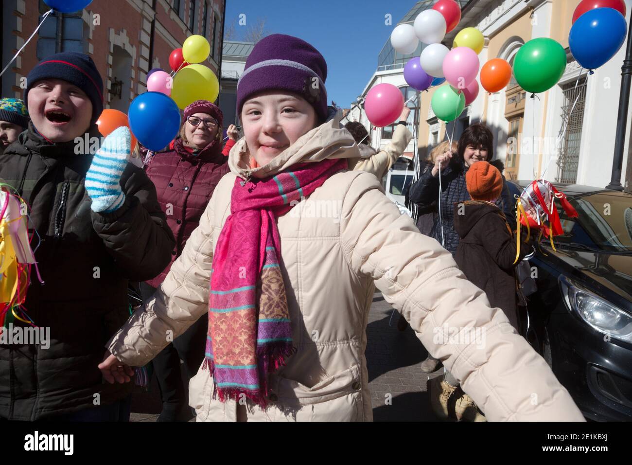Moskau, Russland. 27. März 2016 die Prozession der Menschen auf der Lavruschinski Straße im Zentrum der Stadt Moskau während der Wohltätigkeitsaktion "Better Together", die dem Welttag einer Person mit Down-Syndrom gewidmet ist Stockfoto