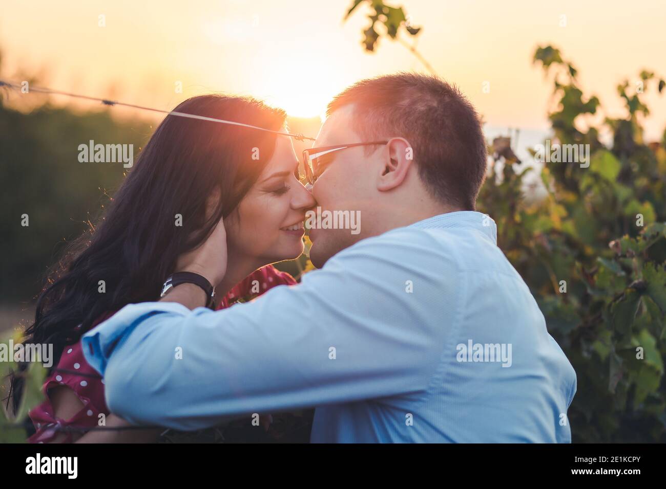 Outdoor-Porträt eines jungen Paares küssen. Romantik, romantische Gesten. Nachmittagslicht Stockfoto