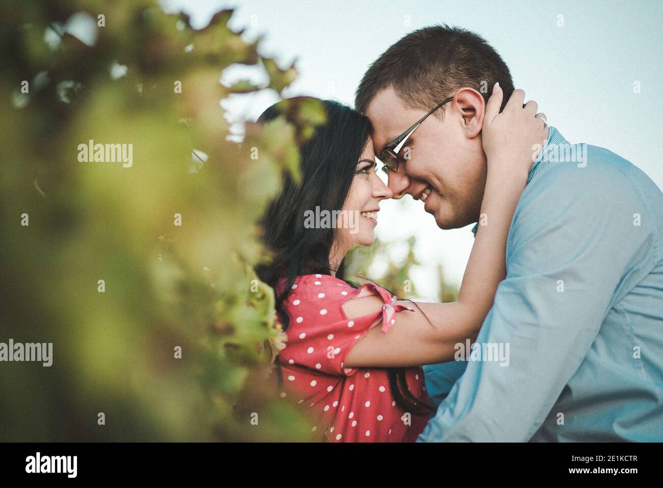 Außenportrait eines jungen Paares. Romantik, romantische Gesten. Grobkörniger Retro-Style Stockfoto