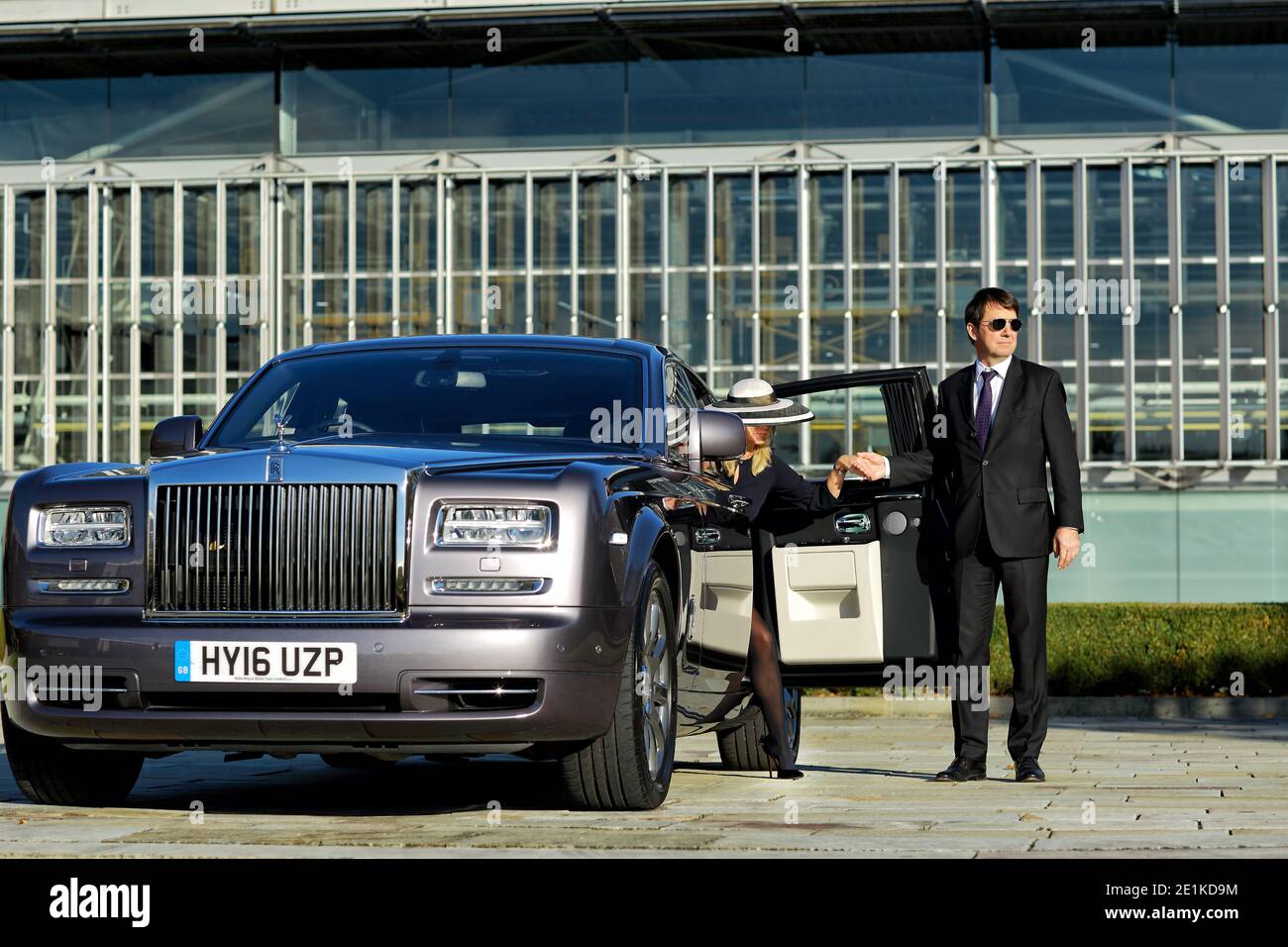 Chauffeur öffnet Autotür für vip-Kunden. Stockfoto