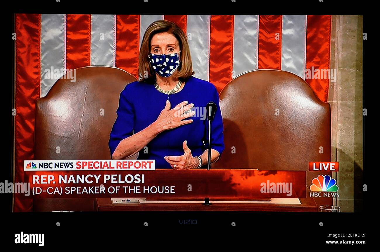 Ein NBC-Fernsehfoto des Sprechers des Hauses Nancy Pelosi, der während einer gemeinsamen Sitzung des Kongresses spricht, um die Präsidentenwahl 2020 zu ratifizieren. Stockfoto